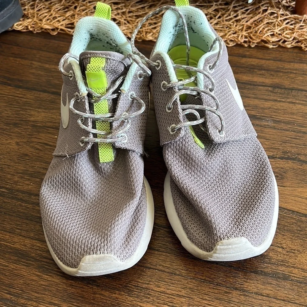 Nike air roshe one women’s running shoes Sz 8.5